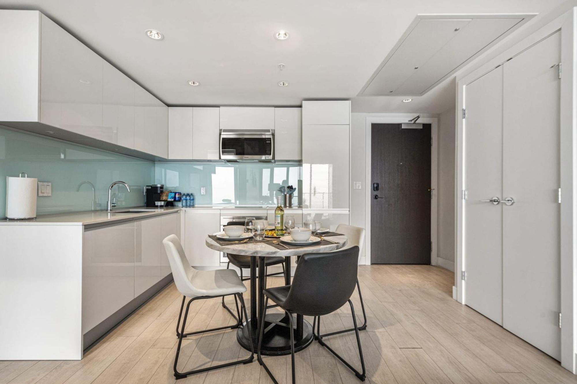 Villa Stunning 34Th Floor Views, Prime Downtown Location - Near Stampede, Casino, Bars! Free Banff Pass, Parking, Wine! YYC Exterior foto